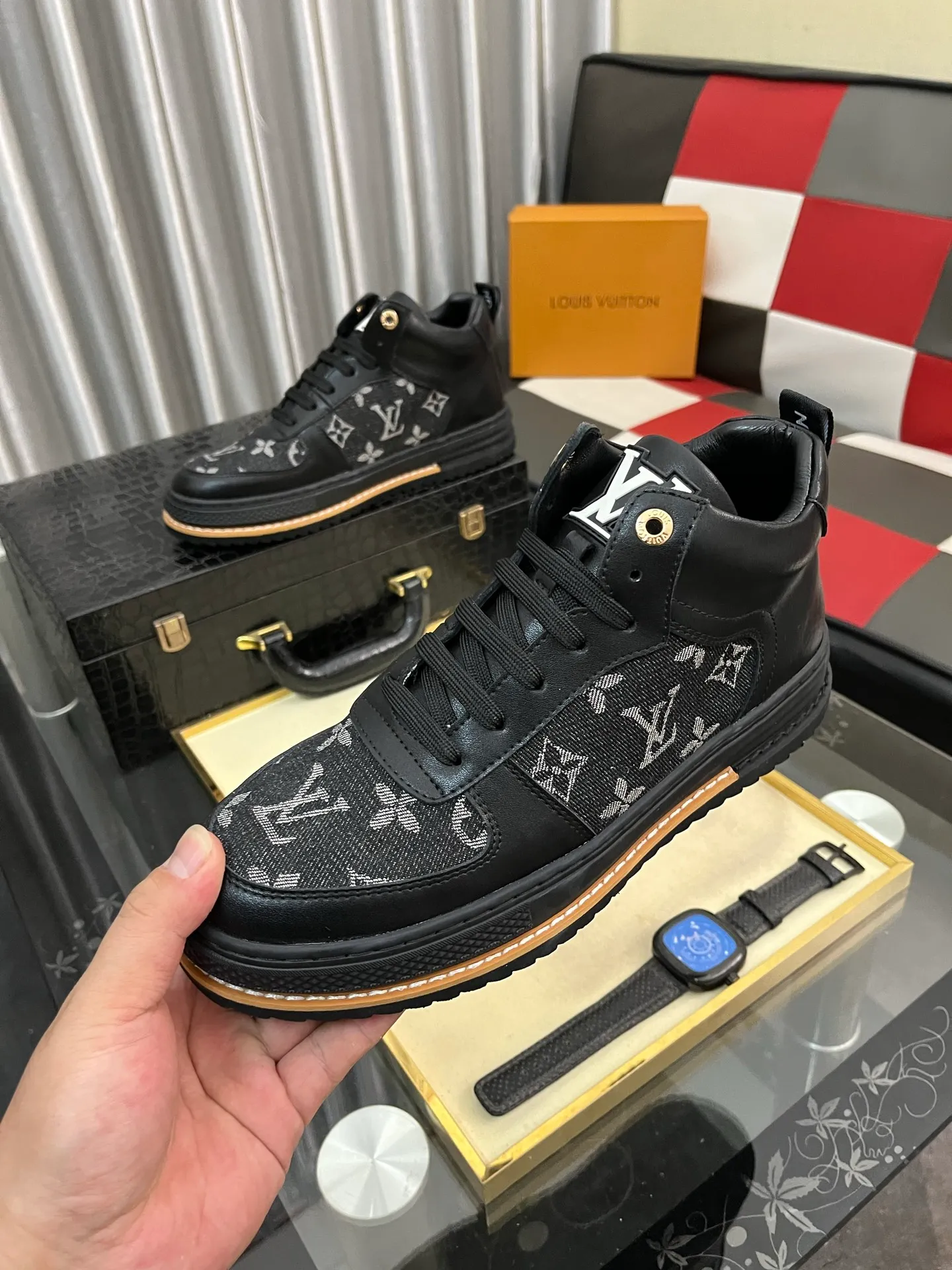 Ex-factory price: 420⌚️⌚️《Louis vuitton/LV Louis Vuitton》original quality.~ Unique modern style sneakers. 🏃A must-have casual shoe for trendy men😍😍 Original brand imported from Italy, imported original leather, cowhide lining (refuses to discolor and grind feet) sole: original sole provided by the original factory, French lazy style design ⚠️Fit to the feet, original quality, super comfortable original sole. Code number: 38-442️⃣Colors available
